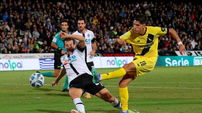 Alessandro Di Pardo, contrastato da Max Mangraviti, al tiro in Cesena-Modena 2-2