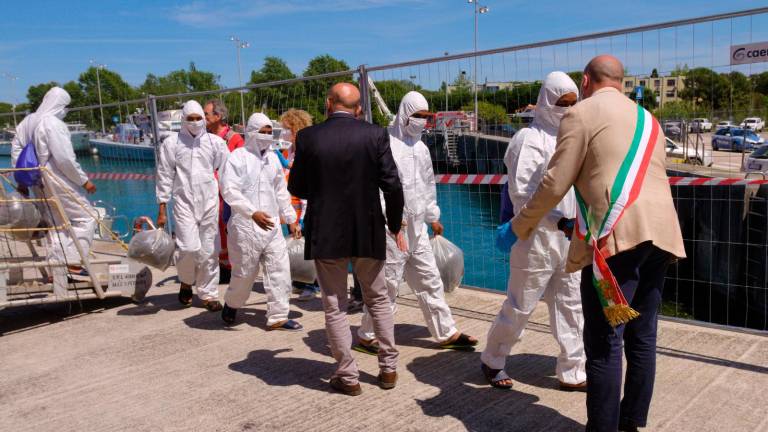 Ravenna, il raccoglimento per il migrante scomparso della Ocean Viking, l’assessore Sbaraglia abbraccia i superstiti - Gallery