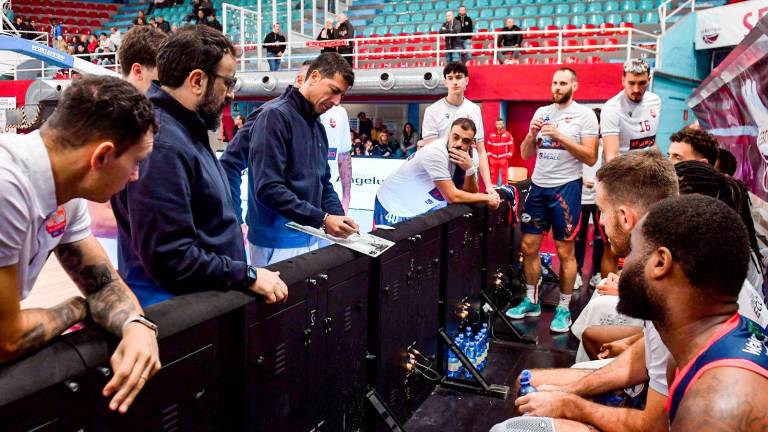 Un time-out dello sconsolato tecnico biancorosso Antimo Martino