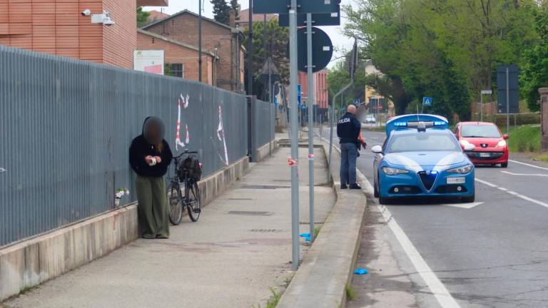 La ragazza 26enne mentre lascia il fiore e il biglietto sul luogo dell’omicidio alla Darsena (Foto e video Fiorentini)