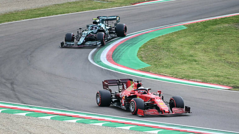 F1, Hamilton se la gode ma Verstappen gli lancia la sfida
