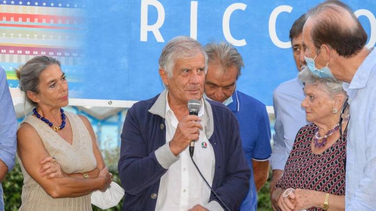 Riccione, l'omaggio del grande Giacomo Agostini alla stele del pilota Angelo Bergamonti