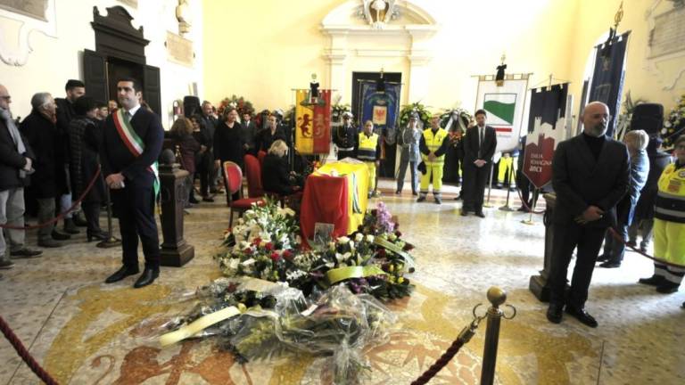 Ravenna, piazza e chiesa piene al funerale di Fabrizio Matteucci