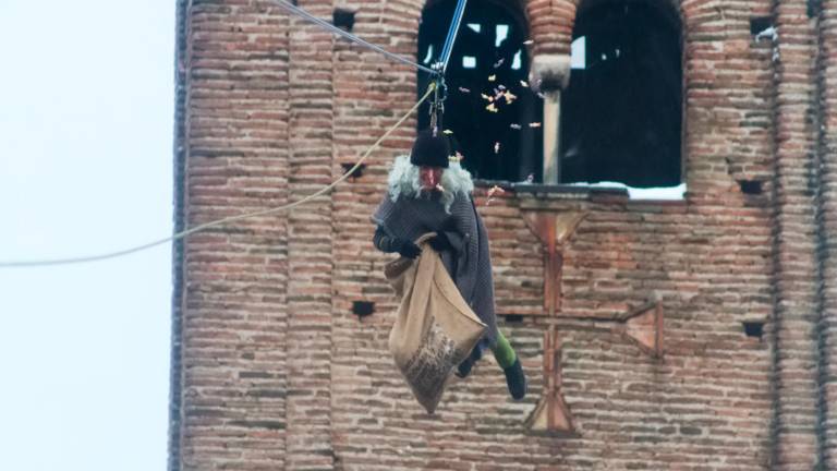 La befana si cala da piazza San Francesco (foto Fiorentini)