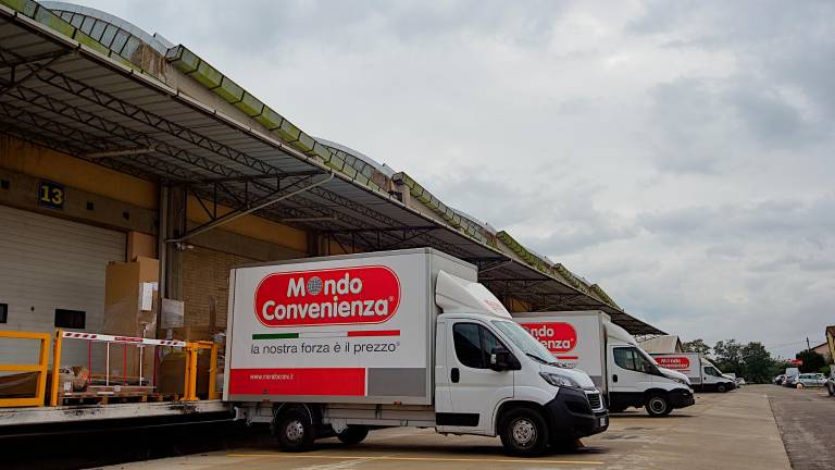L’esterno di Mondo Convenienza (Fotoservizio Massimo Fiorentini)