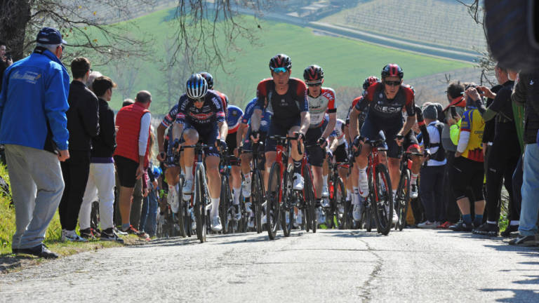 Ciclismo, la Coppi & Bartali scatta da Riccione