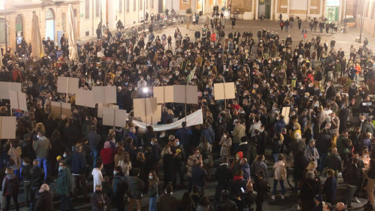 Ravenna, in piazza contro il dpcm. Manifestanti accolti dal sindaco