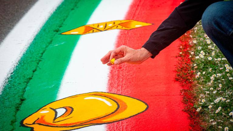 Imola, tortellini e garganelli sul cordolo della curva della Tosa