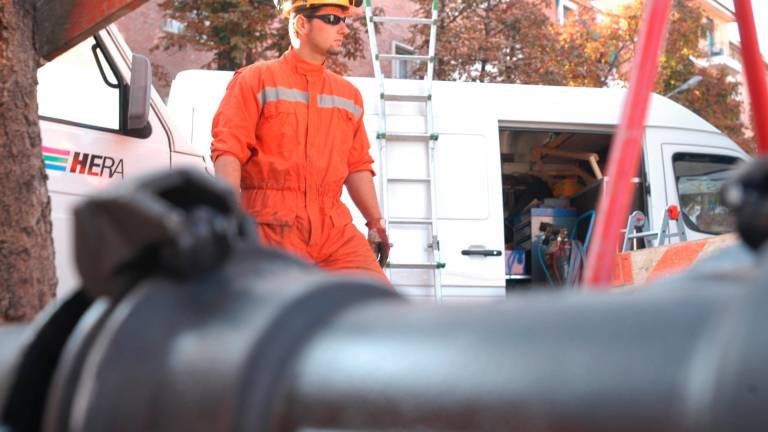 Un operaio di Hera al lavoro