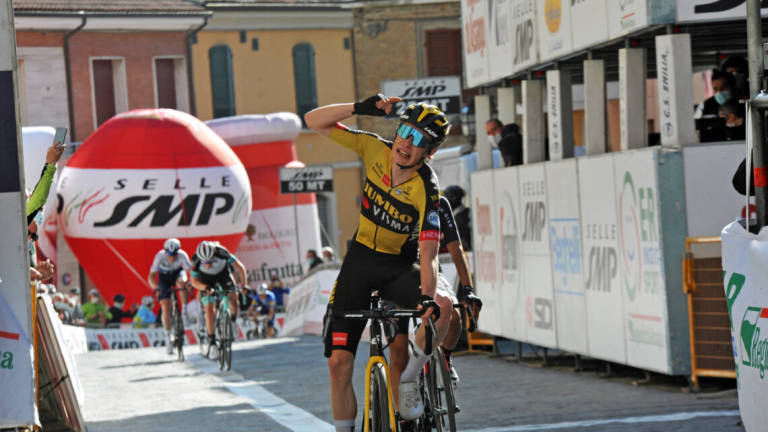 Ciclismo, Coppi e Bartali: Vingegaard vince ed è il nuovo leader