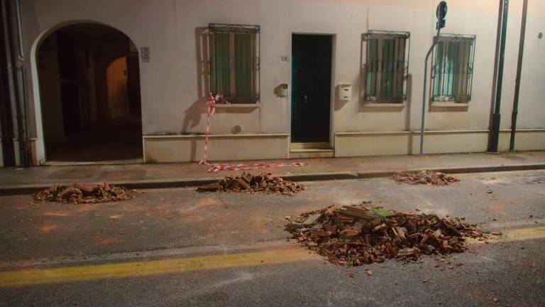 Ravenna. Nudo sul tetto lancia tegole in strada FOTOGALLERY FIORENTINI