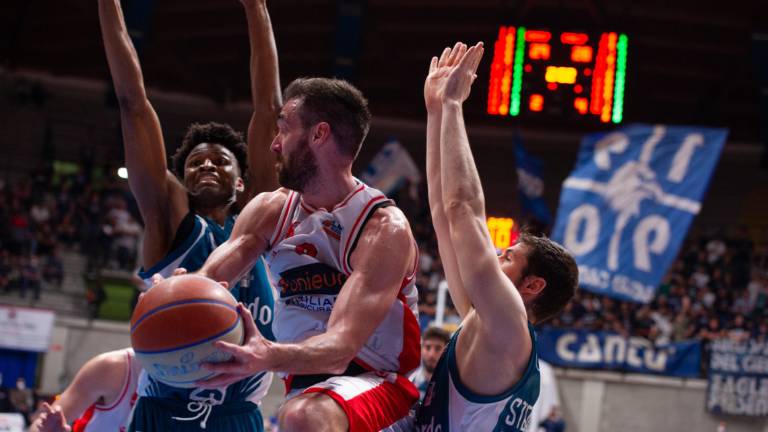 Basket A2, Troppa Cantù per questa Forlì, anche garadue parla lombardo 71-62