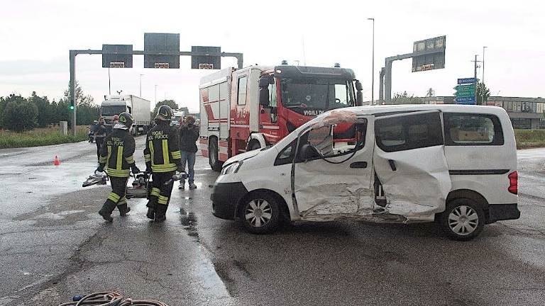 Ravenna, scontro all'incrocio tra Adriatica e Dismano