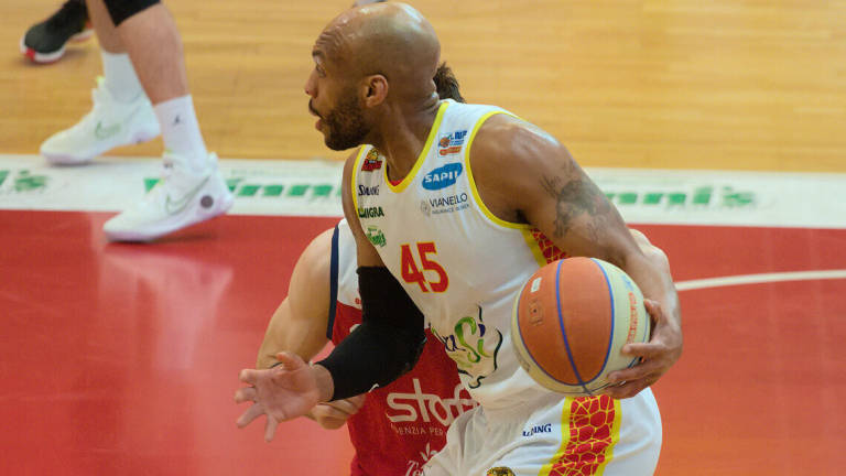 Basket A2, vittoria chiave per l'OraSì con Mantova (70-62)