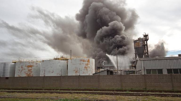 Ravenna, l’incendio alla Versalis e la qualità dell’aria, il sindaco: “Monitoriamo la situazione” - Gallery