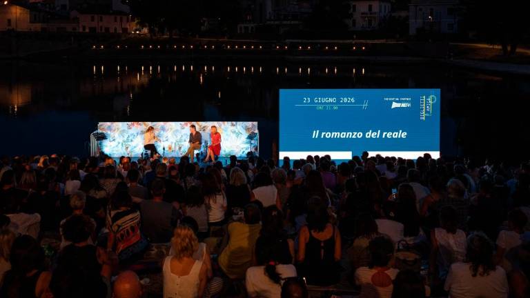 Lo scrittore Emmanuel Carrère affascina Rimini e visita il Fellini Museum