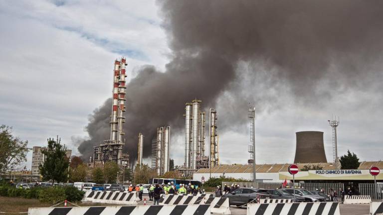 Ravenna, l’incendio alla Versalis e la qualità dell’aria, il sindaco: “Monitoriamo la situazione” - Gallery