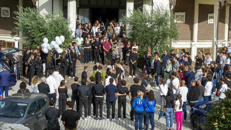 Una folla commossa al funerale di Simone De Luigi, il diciottenne morto con Giada Penserini