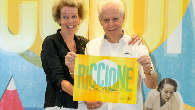 In vacanza a Riccione da 60 anni: premiato fedelissimo turista svizzero