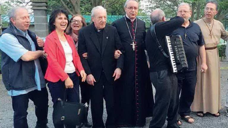 Rimini, don Probo compie cento anni: festa in chiesa con i sette figli