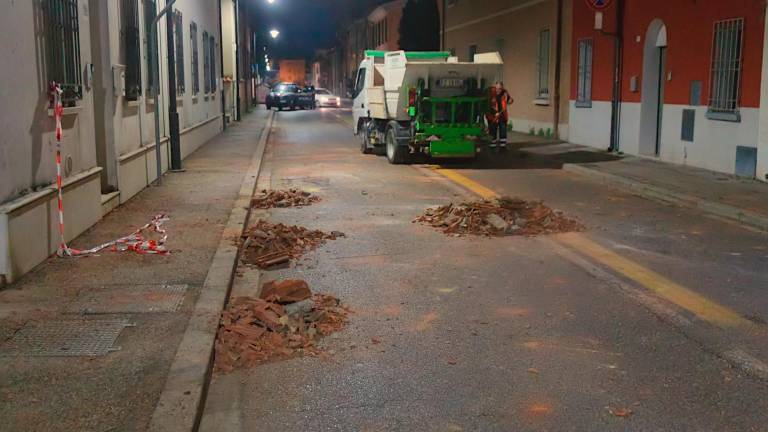 Ravenna. Nudo sul tetto lancia tegole in strada FOTOGALLERY FIORENTINI