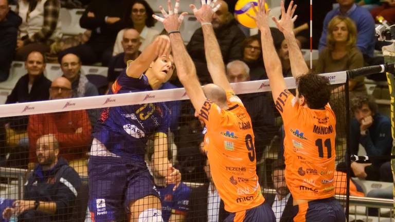 Un attacco di Manuel Zlatanov contro il muro di Antonio Cargioli e Filippo Mancini