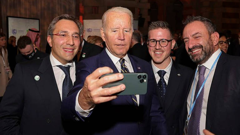 Il selfie di Joe Biden a Glasgow con la delegazione di San Marino