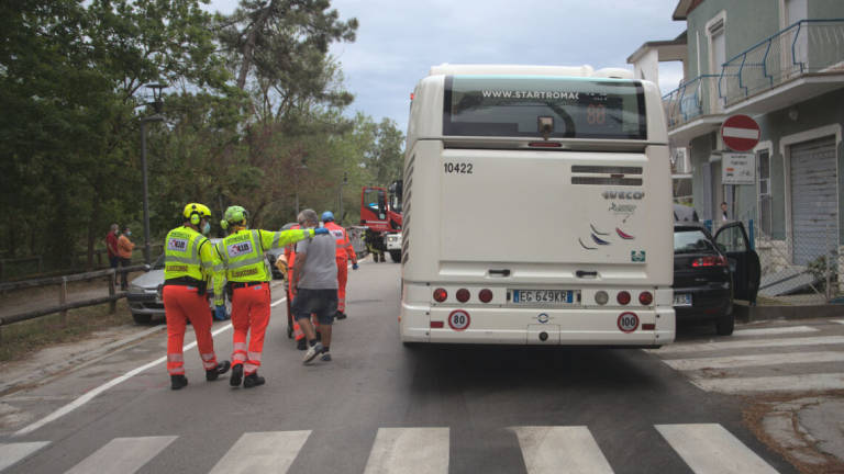 Incidente tra un'auto e un autobus a Punta Marina