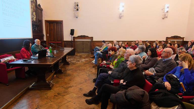 Ravenna, sala piena e forze dell’ordine all’ingresso per l’incontro sul conflitto in Palestina - Gallery