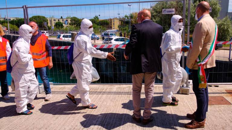 Ravenna, il raccoglimento per il migrante scomparso della Ocean Viking, l’assessore Sbaraglia abbraccia i superstiti - Gallery