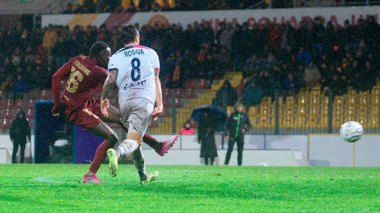 Il centrocampista del Ravenna Joshua Tenkorang sul manto del Benelli