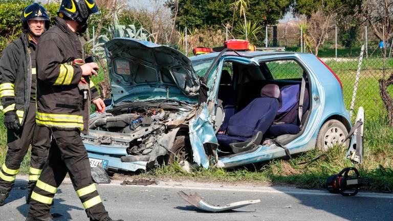 Santarcangelo, violento frontale contro un camion frigo: donna trasportata in ospedale GALLERY