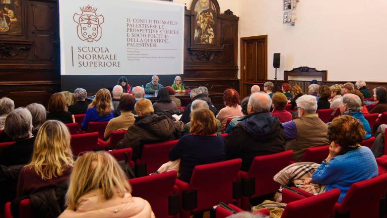 Ravenna, sala piena e forze dell’ordine all’ingresso per l’incontro sul conflitto in Palestina - Gallery