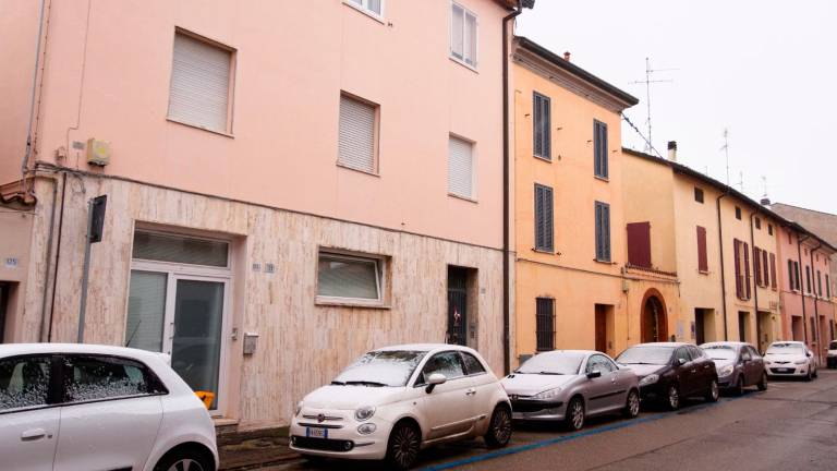 Tragedia a Lugo, madre e figlio trovati morti in casa dopo giorni