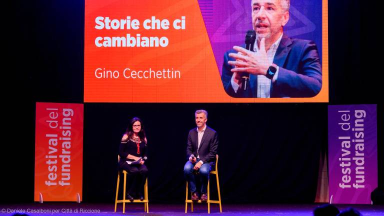 Riccione, “il coraggio di scegliere da che parte stare”: piazzale Ceccarini gremito per Gino Cecchettin