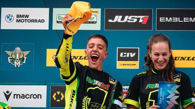 Tutta la gioia di Lorenzo Pritelli sul podio del Mugello subito dopo essersi laureato campione italiano della categoria PreMoto3