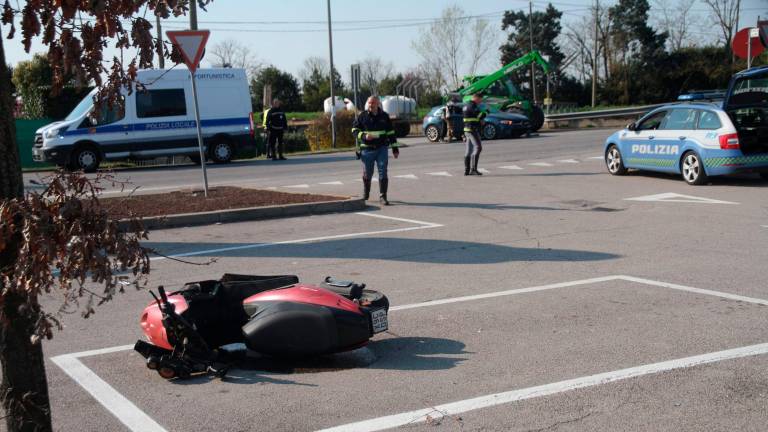 Ravenna, pauroso incidente tra auto e scooter all’incrocio: 19enne all’ospedale - Gallery
