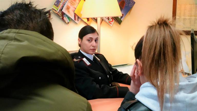 Gioca a scuola con uno storditore elettrico, intervengono i Carabinieri di Imola