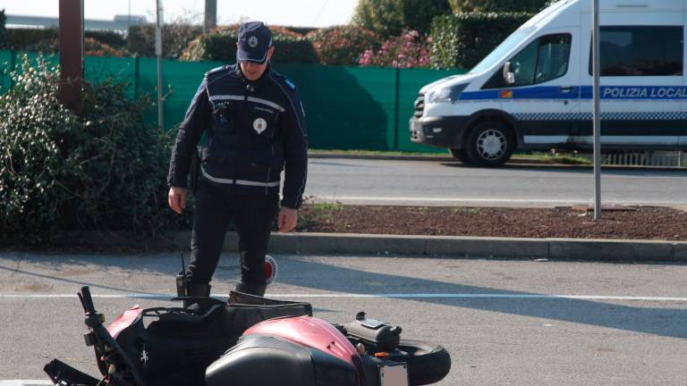 Ravenna, pauroso incidente tra auto e scooter all’incrocio: 19enne all’ospedale - Gallery