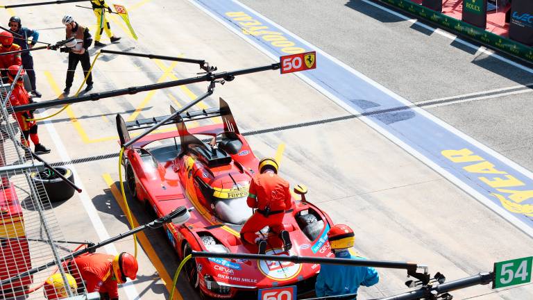 Una Ferrari ai box durante le prime prove libere (foto Mauro Monti Mmph)