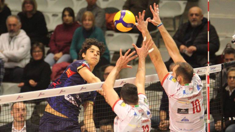 Una schiacciata di Manuel Zlatanov, autore di 18 punti (foto Massimo Fiorentini)