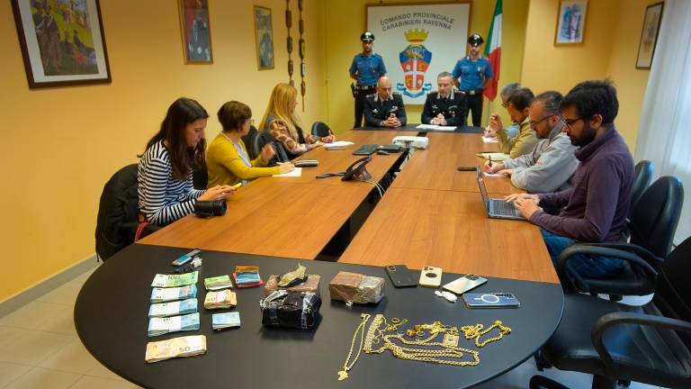 La conferenza stampa dei carabinieri e il materiale sequestrato (Fotoservizio Massimo Fiorentini)