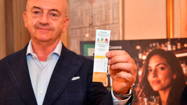 Alberto Lattuneddu con il kit per scovare le droghe nei drink