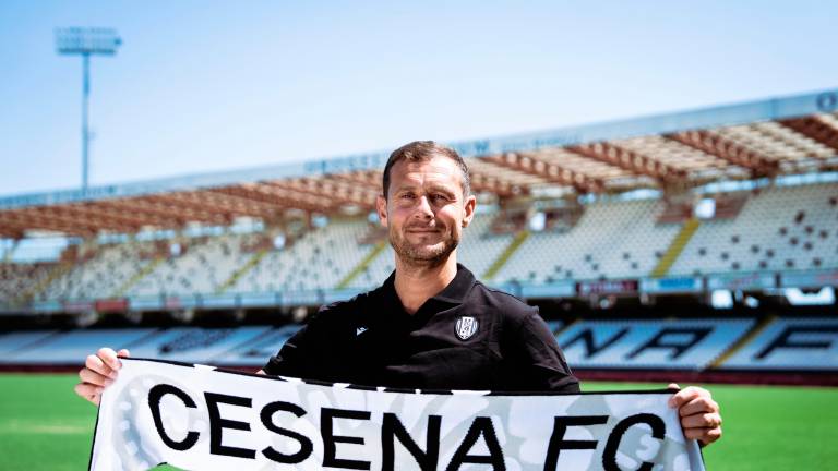 Alino Diamanti all’interno dell’Orogel Stadium-Dino Manuzzi con la sciarpa del Cesena foto cesena fc