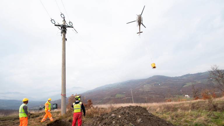 Imola, lavori alla rete elettrica per 3 chilometri: in azione anche l’elicottero