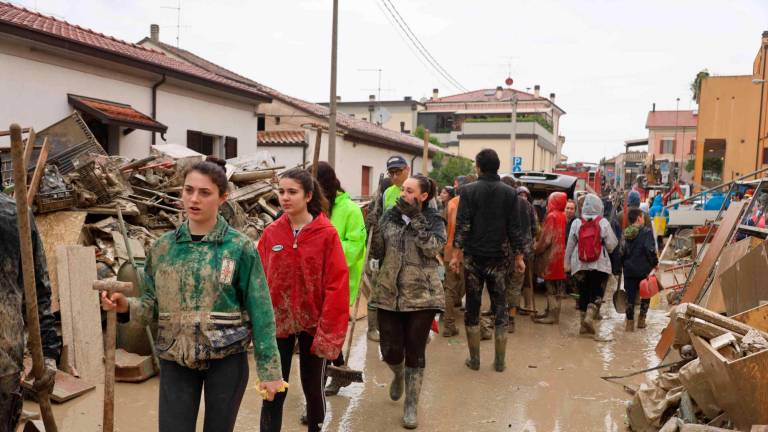 Il fango, la fatica, la voglia di rialzarsi: quando “Romagna mia” diventò l’inno della ripartenza VIDEO
