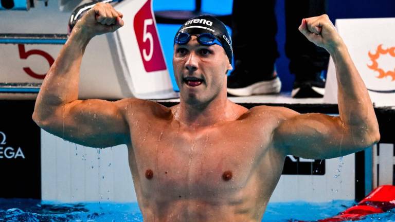 A sinistra l’imolese Simone Cerasuolo subito dopo la vittoria mondiale nei 50 rana in vasca lunga a Singapore, a destra il faentino Michele Busa specialista della farfalla