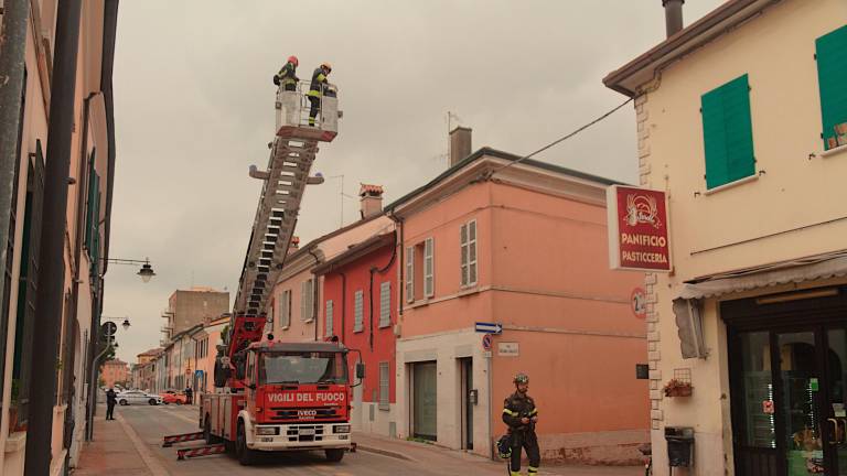 Ravenna. Nudo sul tetto lancia tegole in strada FOTOGALLERY FIORENTINI