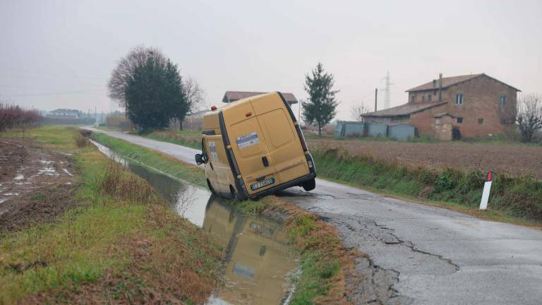 Un furgone finito in difficoltà lungo la via Chiaviche