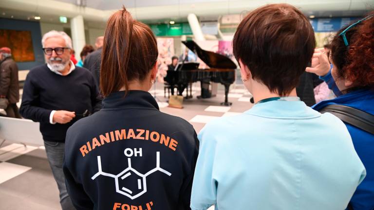 Forlì, Antonio Casanova suona per 8 ore in ospedale: “La musica rompe le barriere della malattia” VIDEO GALLERY